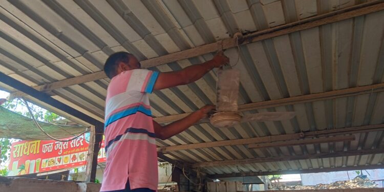 सोशल मीडियावरील व्हायरल व्हिडिओची दखल; शहादा बस स्थानकावर पंखे बसवण्याचे काम युद्धपातळीवर सुरू