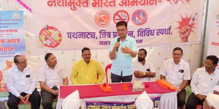 व्यसनमुक्त समाजासाठी युवकांनी पुढाकार घ्यावा – नगराध्यक्ष डॉ. नरेंद्र ठाकूर