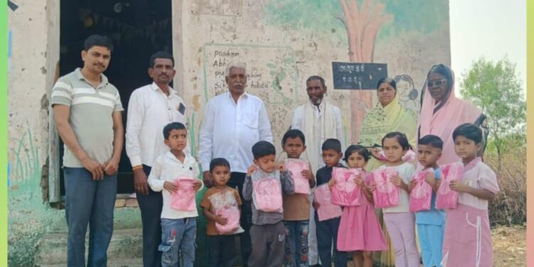 प्रथम नियुक्तीच्या स्मृती प्रित्यर्थ मांडेवडगाव शाळेत साहित्य वाटप