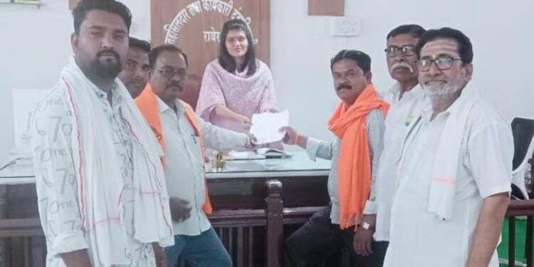 वादळी पावसाने रावेर तालुक्यातील केळी बागांचे नुकसान; पंचनामे करून तातडीने भरपाई द्या – शिवसेना (उबाठा)ची मागणी