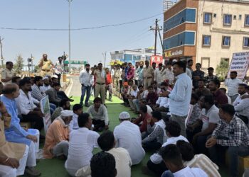 किनगाव येथे टोलविरोधात रास्ता रोको; अपूर्ण रस्त्यावर वसुलीविरोधात नागरिकांचा संताप