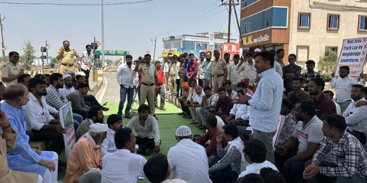 किनगाव येथे टोलविरोधात रास्ता रोको; अपूर्ण रस्त्यावर वसुलीविरोधात नागरिकांचा संताप