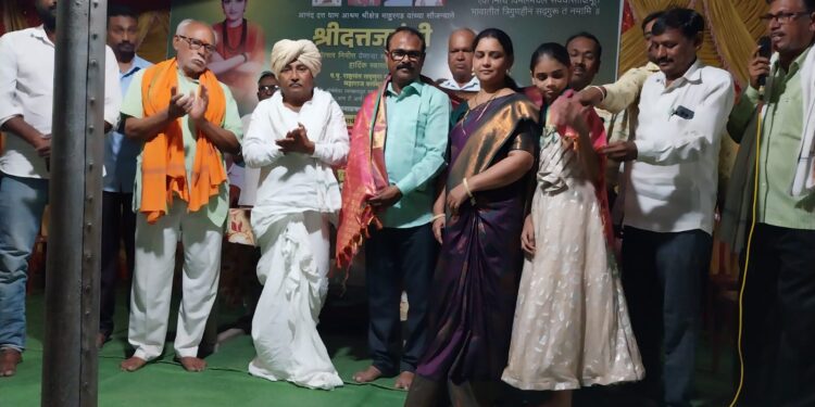 चित्रकार रणजीत दत्त वर्मा यांचा माहूर येथे सन्मान….!!!