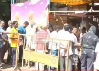 शिवाजी पेठेत ‘माही’ यात्रेनिमित्त मटण वाटपासाठी पहाटेपासूनच गर्दी