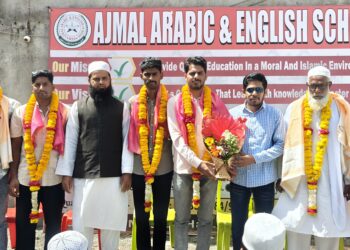यशस्वी तरुणांचा अजमल अरबीक अँड इंग्लिश स्कूलमध्ये भव्य सत्कार