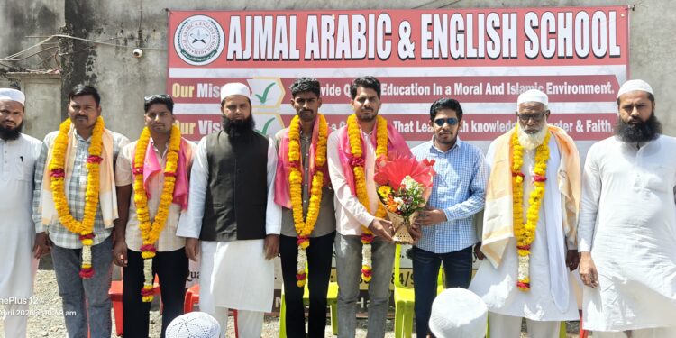 यशस्वी तरुणांचा अजमल अरबीक अँड इंग्लिश स्कूलमध्ये भव्य सत्कार