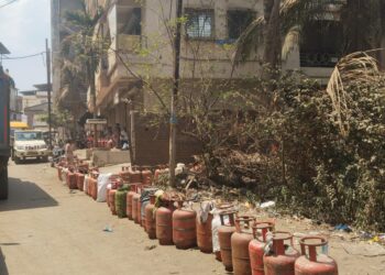 भिवंडी तालुक्यातील खारबाव गावात एल. पी. जी. गॅससाठी रेलचेल