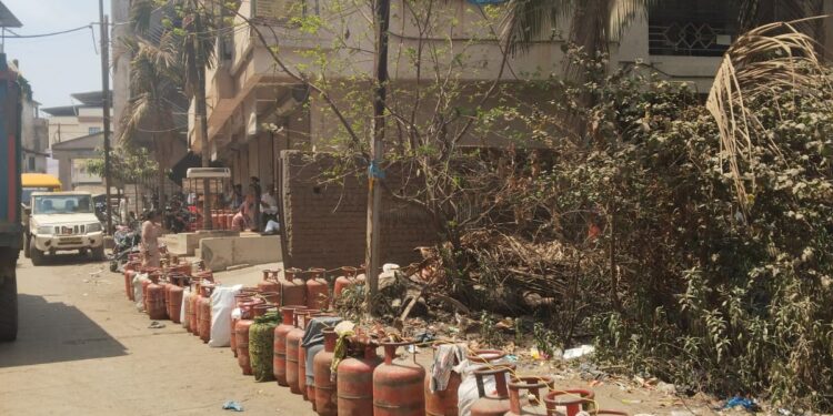 भिवंडी तालुक्यातील खारबाव गावात एल. पी. जी. गॅससाठी रेलचेल