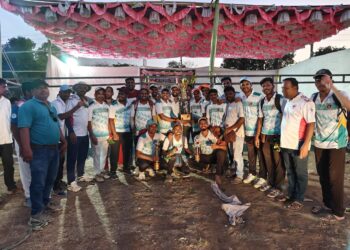 बेलारी गावच्या हौशी बाळ मित्र मंडळ कदमवाडी यांच्या मार्फत भव्य दिव्य असे क्रिकेट स्पर्धेचे आयोजन मोठ्या उत्साहात संपन्न