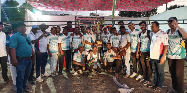 बेलारी गावच्या हौशी बाळ मित्र मंडळ कदमवाडी यांच्या मार्फत भव्य दिव्य असे क्रिकेट स्पर्धेचे आयोजन मोठ्या उत्साहात संपन्न