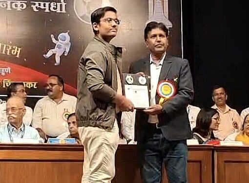 डॉ.होमीभाभा बाल वैज्ञानिक स्पर्धेत नांदेड च्या पोद्दार इंटरनॅशनल स्कूलच्या तनूष शाम साहू यांनी सिल्व्हर मेडल पटकावलं