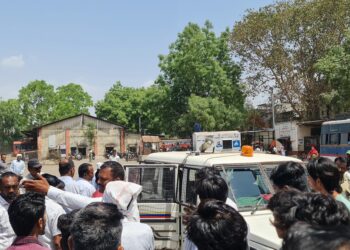 शहादा बसस्थानकात शालेय विद्यार्थिनींमध्ये राडा; ‘दबंग’ महिलेची एन्ट्री अन् पोलिसांचा हस्तक्षेप.