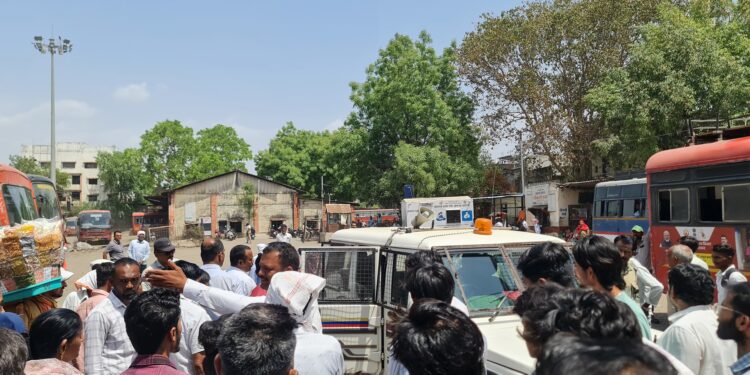 शहादा बसस्थानकात शालेय विद्यार्थिनींमध्ये राडा; ‘दबंग’ महिलेची एन्ट्री अन् पोलिसांचा हस्तक्षेप.