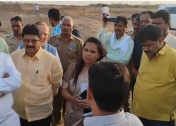 सगरोळी वाळू घाटावर विधिमंडळ अंदाज समितीचा अचानक दौरा ;अधिकाऱ्यांची कानउघडणी,जिल्हाधिकाऱ्यांना कारवाईचे आदेश