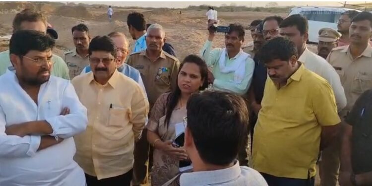 सगरोळी वाळू घाटावर विधिमंडळ अंदाज समितीचा अचानक दौरा ;अधिकाऱ्यांची कानउघडणी,जिल्हाधिकाऱ्यांना कारवाईचे आदेश