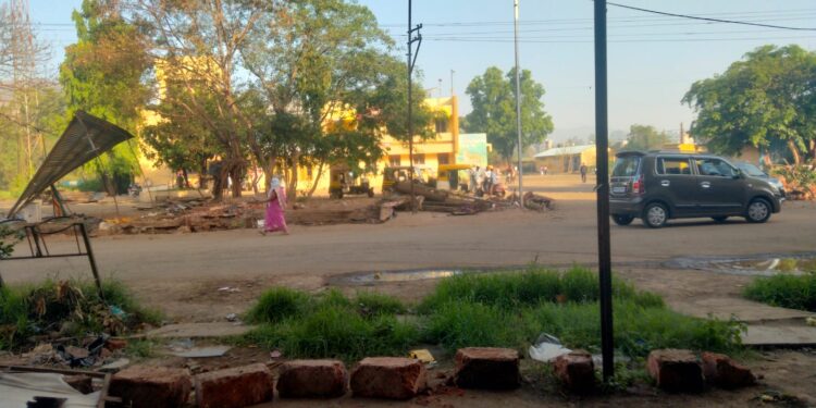 न्यायालयाच्या आदेशानुसार पाटण बस स्थानकातील अतिक्रमणांवर बुलडोझर; प्रशासनाची मोठी कारवाई