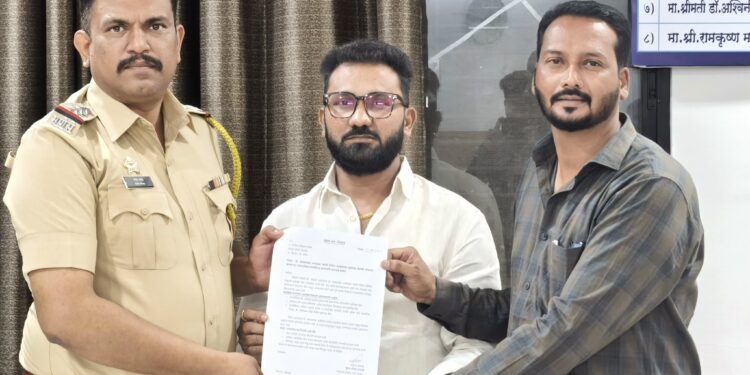 किनवटमध्ये आंबेडकर जयंती बॅनर तोडफोड प्रकरण; सुगत नगराळे यांची पोलिसांत तक्रार, दोषींवर कारवाईची मागणी