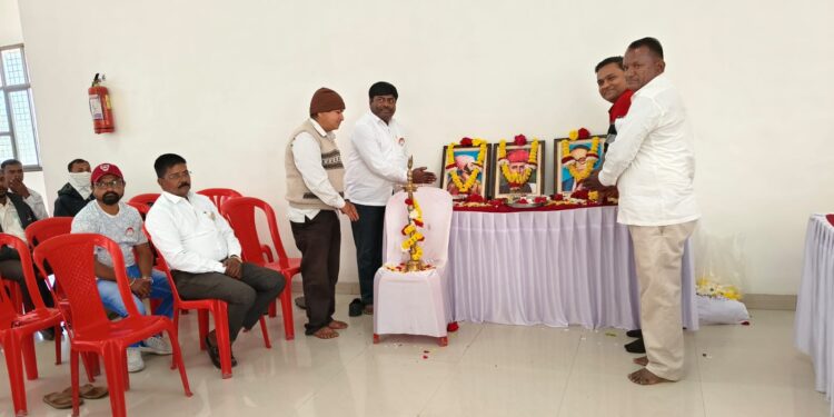 ११ एप्रिल : समता, शिक्षण व मानवतेच्या नव्या युगाची सुरुवात; अतनूर येथे महात्मा फुले यांना अभिवादन