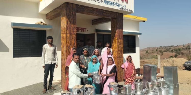 वावी ग्रामपंचायतीकडून अंगणवाडी सेविकांना स्वयंपाक साहित्य वाटप