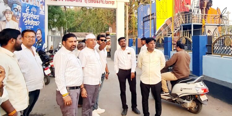शहादा येथे डॉ. बाबासाहेब आंबेडकर जयंती उत्सवाच्या पूर्वतयारीची पाहणी; पुतळा परिसरात विद्युत रोषणाईत वाढ.