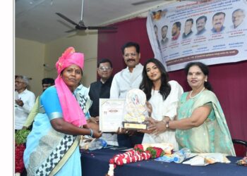 परभणी येथे रेखा मनेरे यांना राष्ट्रीय नारी रत्न पुरस्काराने गौरविण्यात आले