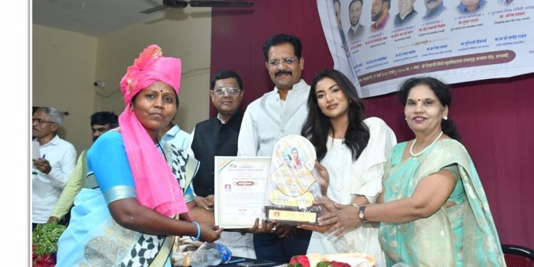 परभणी येथे रेखा मनेरे यांना राष्ट्रीय नारी रत्न पुरस्काराने गौरविण्यात आले