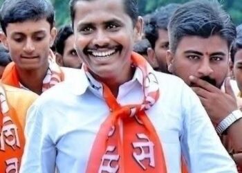 नक्षलवाद्यांना न घाबरणारे शिंदे स्वतःच्या कार्यकर्त्यांना कधीपासून घाबरू लागले? सत्तेचा गैरवापर म्हणजे नव्या हुकूमशाहीची नांदी!” – ॲड. संजय भोरे