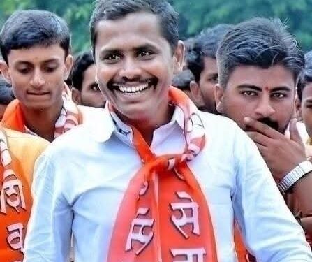 नक्षलवाद्यांना न घाबरणारे शिंदे स्वतःच्या कार्यकर्त्यांना कधीपासून घाबरू लागले? सत्तेचा गैरवापर म्हणजे नव्या हुकूमशाहीची नांदी!” – ॲड. संजय भोरे