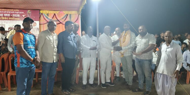 नगराध्यक्षा यांच्या वतीने धाडसी युवक शेख कासिम पिंजारी यांचा सत्कार