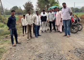 आलेगाव ते गावंडगाव फाटा रस्त्याची दुरावस्था.सामाजिक कार्यकर्ते निलेश कापकर यांचा आंदोलनाचा ईशारा!