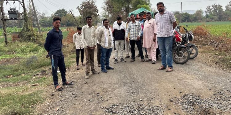 आलेगाव ते गावंडगाव फाटा रस्त्याची दुरावस्था.सामाजिक कार्यकर्ते निलेश कापकर यांचा आंदोलनाचा ईशारा!