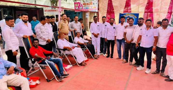 खुडूस येथे फुले-आंबेडकर संयुक्त जयंतीनिमित्त रक्तदान व आरोग्य शिबिर उत्साहात