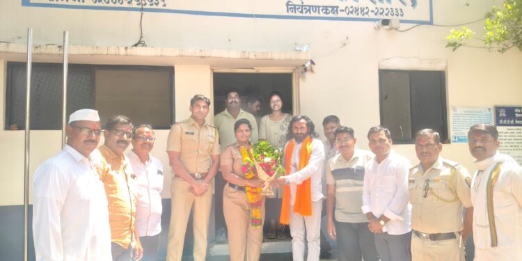 जिद्द आणि चिकाटीच्या जोरावर वैशाली शिंदे सहाय्यक फौजदार पदी; शिरूरमध्ये भव्य सत्कार