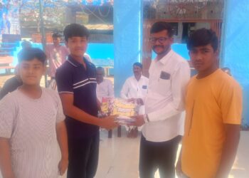 योगेश भाऊ बुळे यांच्याकडून भीम जयंतीनिमित्त क्रीडा साहित्य वाटप; विद्यार्थ्यांना प्रोत्साहन