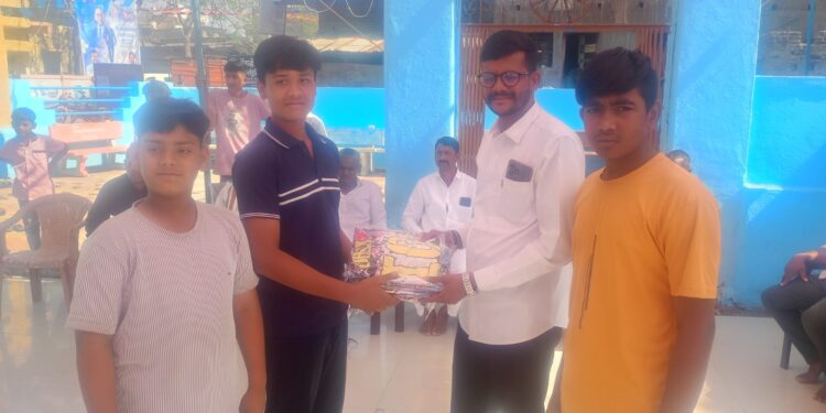 योगेश भाऊ बुळे यांच्याकडून भीम जयंतीनिमित्त क्रीडा साहित्य वाटप; विद्यार्थ्यांना प्रोत्साहन