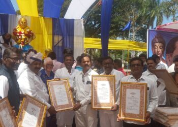 कन्नडमध्ये भीम जयंतीनिमित्त संविधान वाटप; पुतळ्यासाठी छत उभारण्याची नगराध्यक्षांची ग्वाही