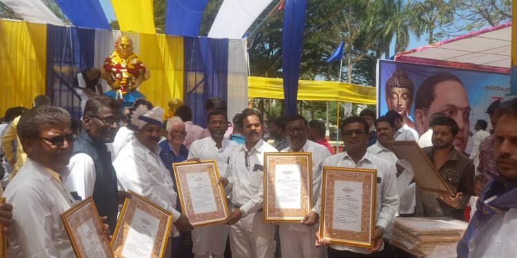 कन्नडमध्ये भीम जयंतीनिमित्त संविधान वाटप; पुतळ्यासाठी छत उभारण्याची नगराध्यक्षांची ग्वाही