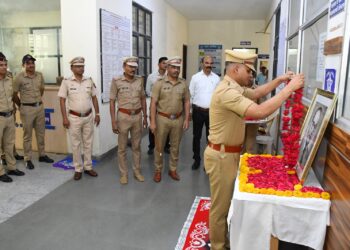 पोलीस अधीक्षक कार्यालयात महामानवांना विनम्र अभिवादन