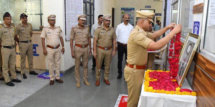 पोलीस अधीक्षक कार्यालयात महामानवांना विनम्र अभिवादन