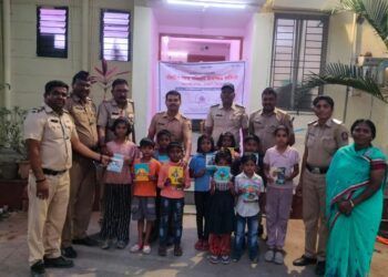 मानवत पोलीस स्टेशनमध्ये क्रांतीसूर्य महात्मा फुले व डॉ. बाबासाहेब आंबेडकर जयंतीनिमित्त विद्यार्थ्यांना शालेय साहित्य वाटप