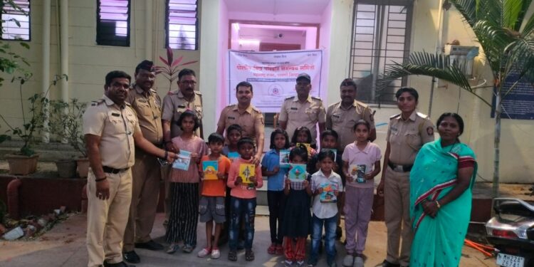 मानवत पोलीस स्टेशनमध्ये क्रांतीसूर्य महात्मा फुले व डॉ. बाबासाहेब आंबेडकर जयंतीनिमित्त विद्यार्थ्यांना शालेय साहित्य वाटप