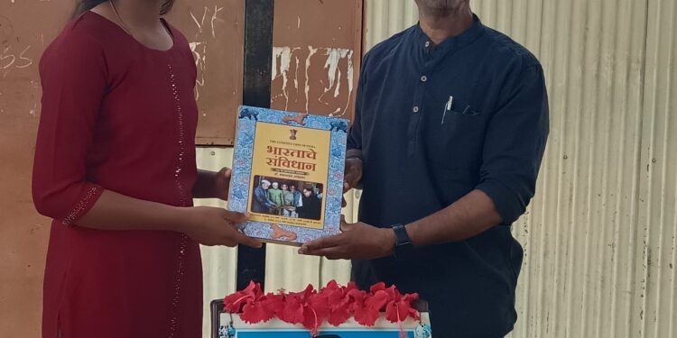 ज्ञानोपासक विद्यालय, रामेटाकळी येथे विद्यार्थिनीचा आदर्श उपक्रम; वाढदिवसानिमित्त संविधानाची प्रत भेट