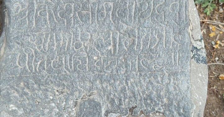 राणीसावरगाव येथे दोन प्राचीन शिलालेखांचा शोध; केदारेश्वर महादेव मंदिर दानशिलालेख उजेडात
