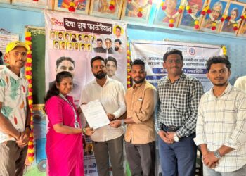 मौजे पाले येथे आरोग्य शिबिरात योगदान देणाऱ्या आशा सेविका व आरोग्य कर्मचाऱ्यांचा सन्मान