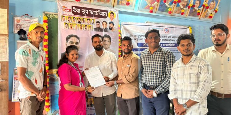 मौजे पाले येथे आरोग्य शिबिरात योगदान देणाऱ्या आशा सेविका व आरोग्य कर्मचाऱ्यांचा सन्मान