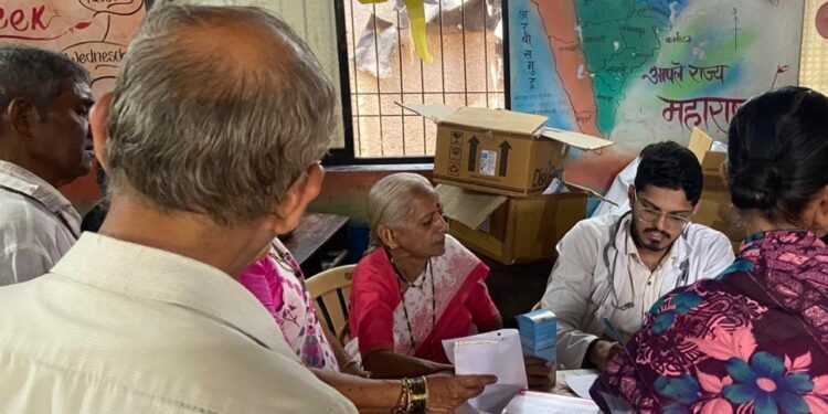 मौजे पाले (ता. पेण) येथे मोफत आरोग्य तपासणी शिबिरास उत्स्फूर्त प्रतिसाद; 119 रुग्णांची तपासणी