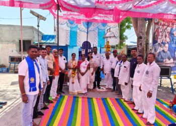 पढावद येथे आंबेडकर जयंतीनिमित्त एमपीएससी उत्तीर्ण पद्मजा कढरे यांचा सत्कार