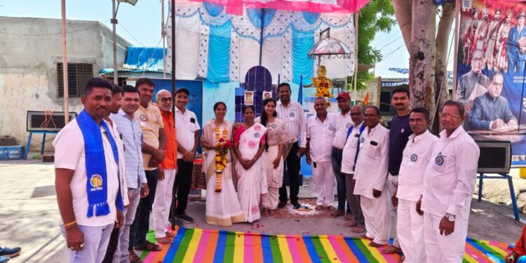 पढावद येथे आंबेडकर जयंतीनिमित्त एमपीएससी उत्तीर्ण पद्मजा कढरे यांचा सत्कार