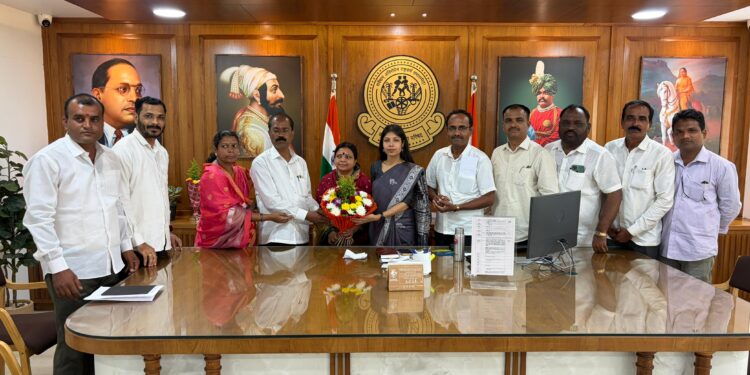 कोल्हापूर जिल्हा परिषदेच्या नूतन सीईओ डॉ. जास्मिन यांचे सरपंच परिषदेतर्फे जंगी स्वागत