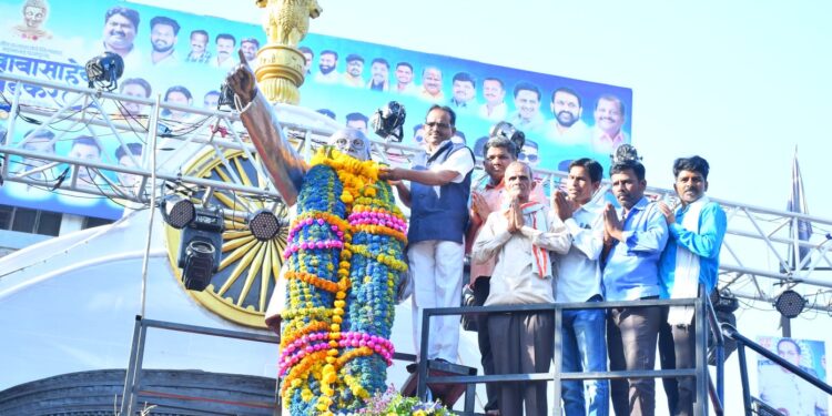 सावता सेनेच्या वतीने डॉ. बाबासाहेब आंबेडकर जयंतीनिमित्त अभिवादन